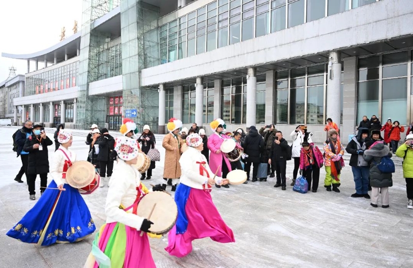 '중경관광렬차' 남방손님 가득 싣고 연길에 도착