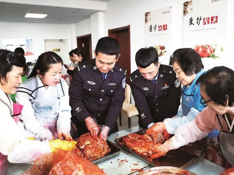 삼합, 경찰과 시민들이 함께 김치를 담그다