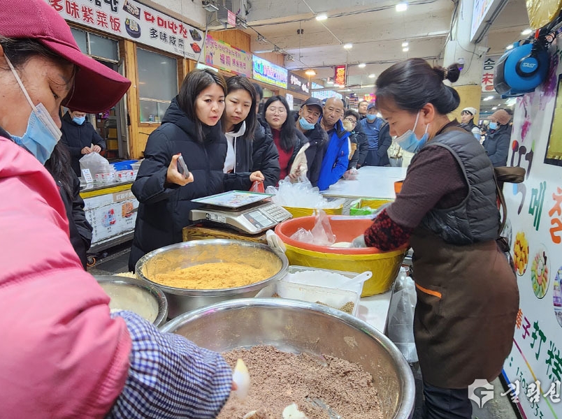 [새봄 기층탐방] 외지관광객들 장사진…웃음꽃 핀 상인들