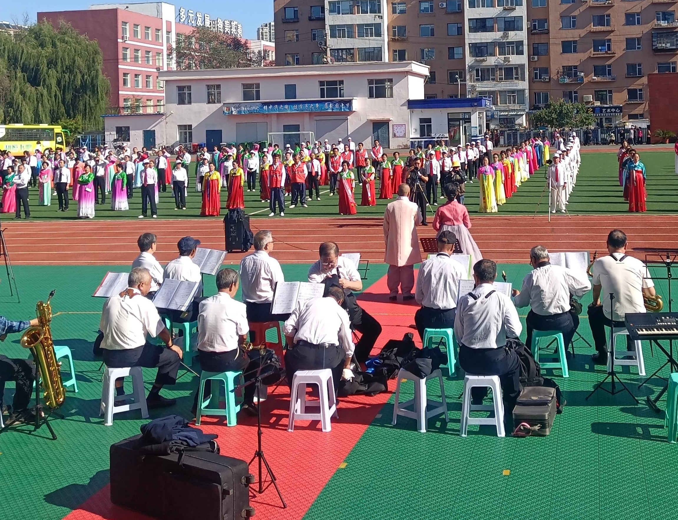 400여명 조선족 로인, 국경절 경축 대형 광장무용