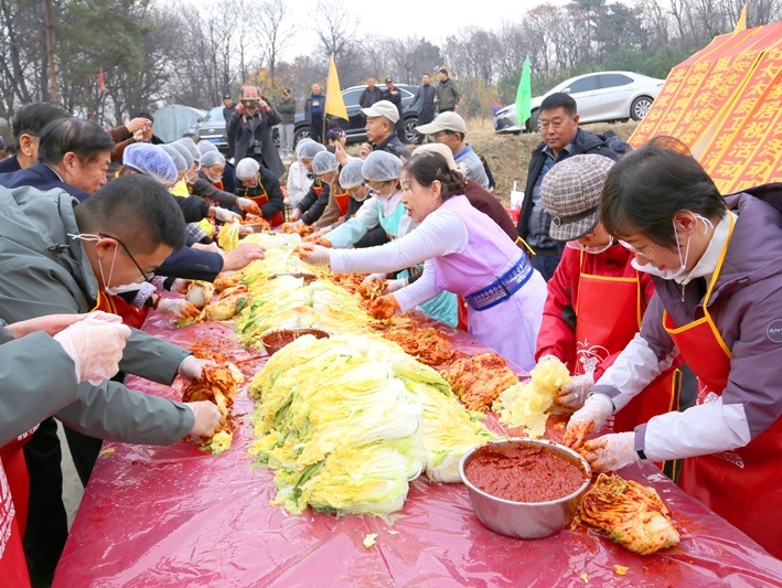 매하구시 행령진 제1회 조선족배추김치문화제 민속문화 분위기 후끈