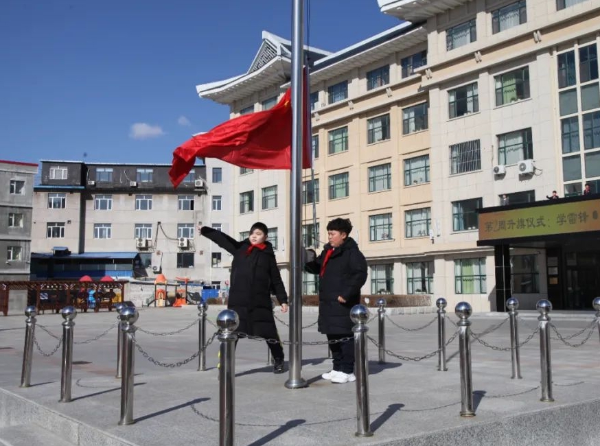 룡정실험소학교,  뢰봉 따라배우기 계렬 활동 전개