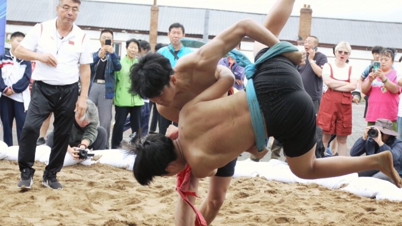 파워 넘치는 패기와 열정! 도문시, ‘도강컵’ 중국민족씨름대회 개최